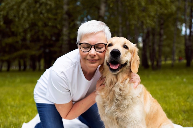 Foto gratuita persona anziana che trascorre del tempo con i propri animali domestici