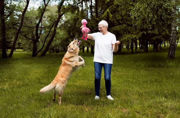 Foto gratuita persona anziana che trascorre del tempo con i propri animali domestici