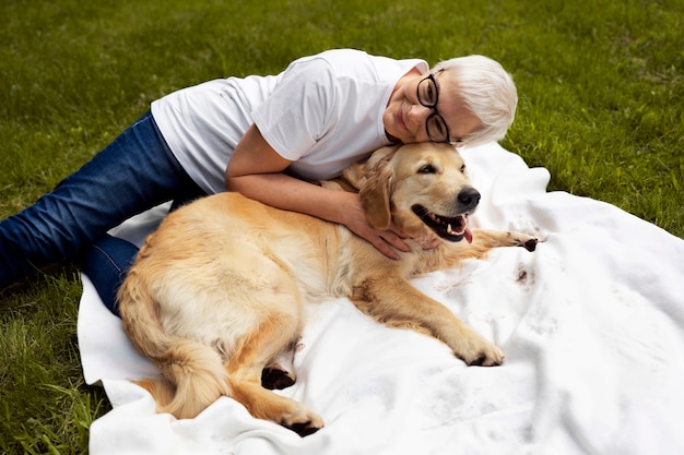 Persona anziana che trascorre del tempo con i propri animali domestici