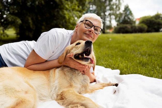 Foto gratuita persona anziana che trascorre del tempo con i propri animali domestici