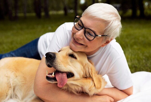 Foto gratuita persona anziana che trascorre del tempo con i propri animali domestici