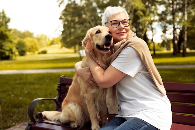 Free photo elderly person spendng tim with their pets