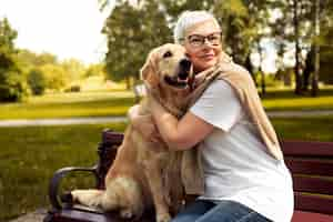 Foto gratuita persona anziana che trascorre del tempo con i propri animali domestici