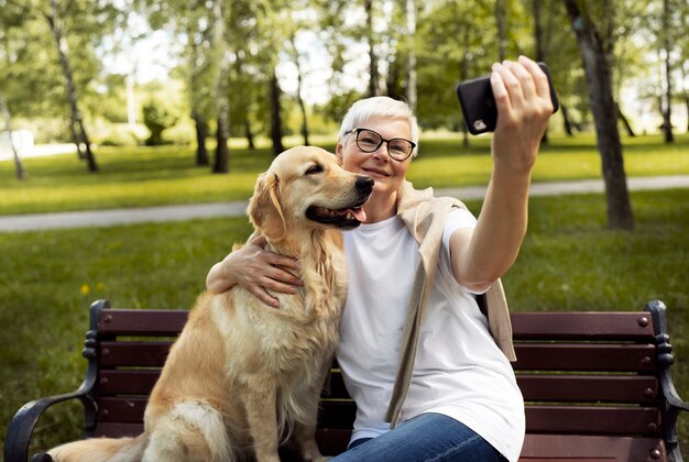 Пожилой человек проводит время со своими домашними животными