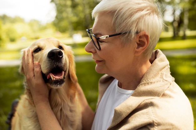 Foto gratuita persona anziana che trascorre del tempo con i propri animali domestici