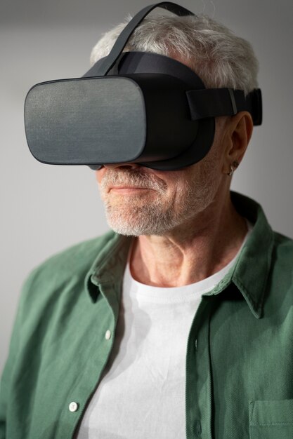 ゲーム没入型VRセットを使用している高齢者