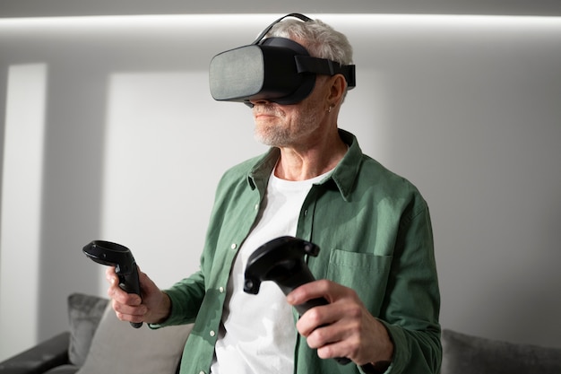 Пожилой человек, использующий набор VR для погружения в игру