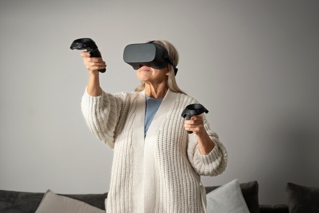 Пожилой человек, использующий набор VR для погружения в игру