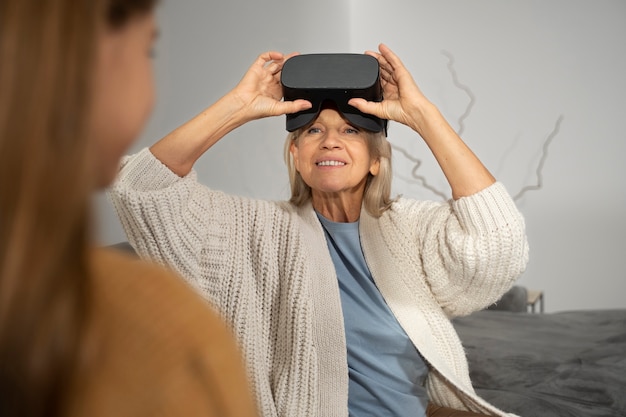 ゲーム没入型VRセットを使用している高齢者