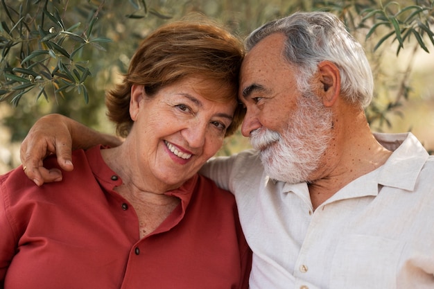 Пожилая романтическая пара наслаждается жизнью в сельской местности