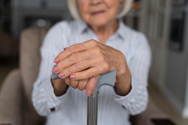 Foto gratuita donna anziana alle prese con il morbo di alzheimer