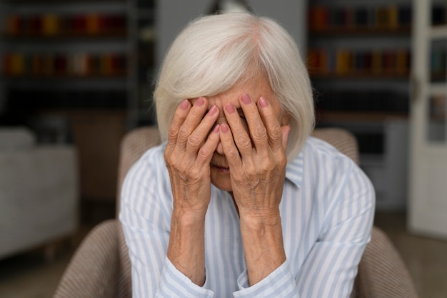 アルツハイマー病に直面している年配の女性