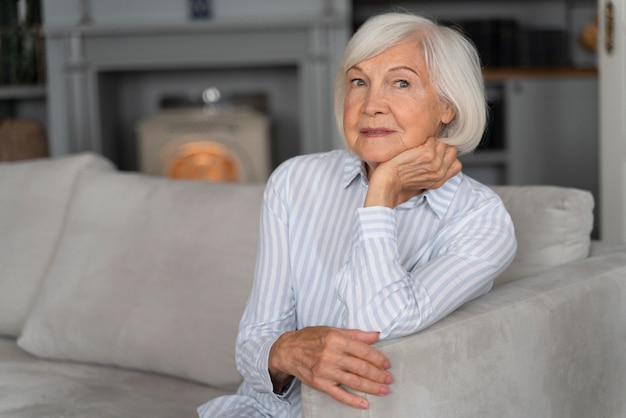 Free photo elderly woman confronting alzheimer's disease