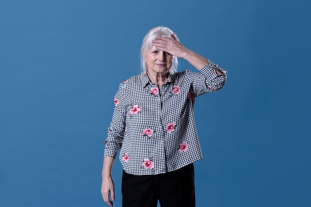 Free photo elderly woman has forgotten something