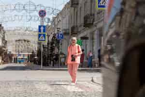 Foto gratuita donna anziana che viaggia da sola in estate