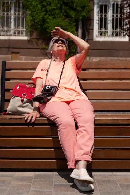 夏に一人旅をする年配の女性