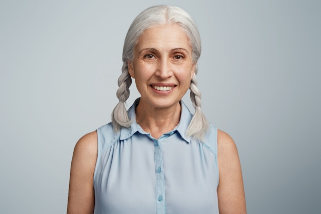 Foto gratuita donna anziana con le trecce in posa