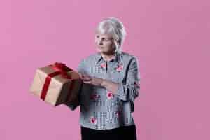 Foto gratuita donna anziana con scatola presente