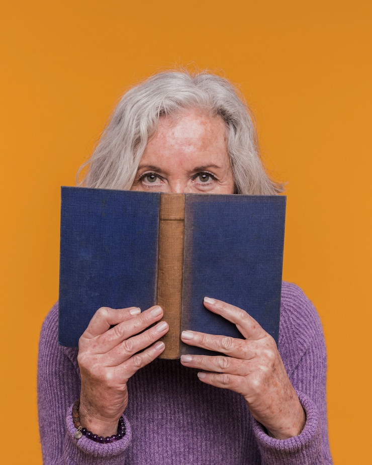 Free Photo elderly woman