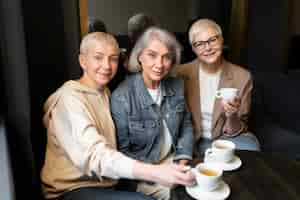 Foto gratuita donne anziane che bevono caffè durante un raduno