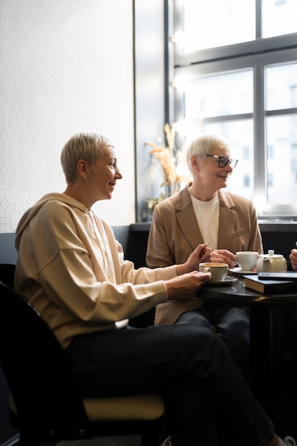 모임에서 커피를 마시는 노인 여성