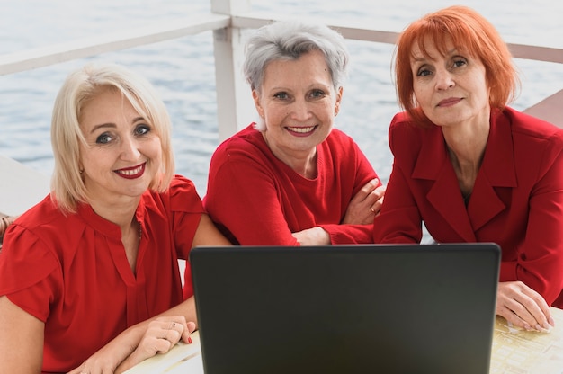 Donne anziane insieme a un computer portatile