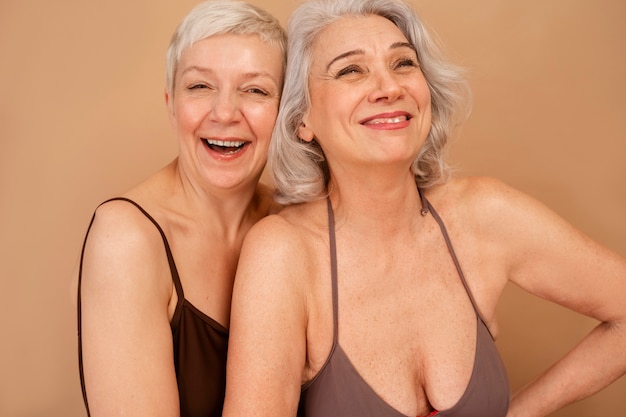 Foto gratuita donne anziane in costume da bagno