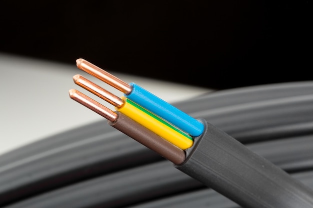 Электрические кабели крупным планом