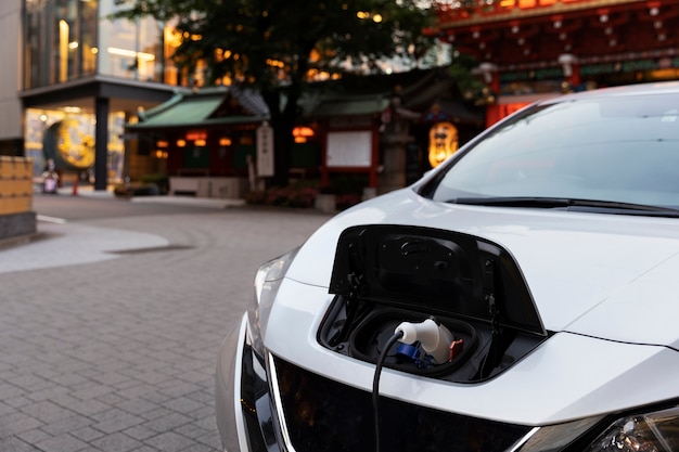 Foto gratuita auto elettrica alla stazione di ricarica