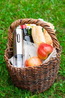 Электрический штопор в корзине для пикника в корзине фрукты багет бутылка вина