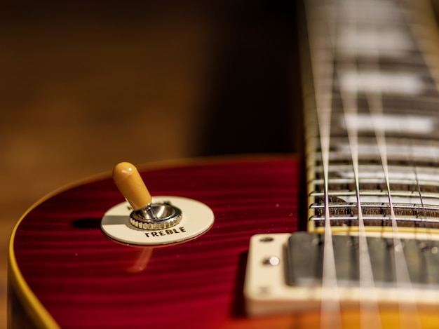 Foto gratuita la vista ravvicinata del corpo della chitarra elettrica è sul pavimento di legno