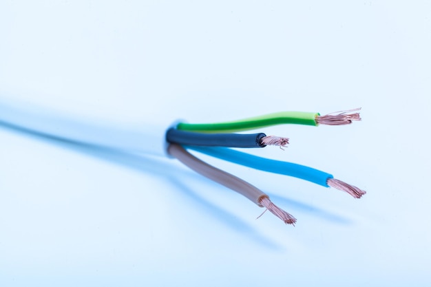 Электрический экранированный кабель с множеством проводов, изолированных на белом