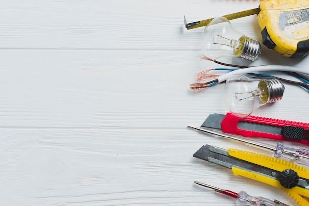 Foto gratuita apparecchiature elettriche sul posto di lavoro in legno