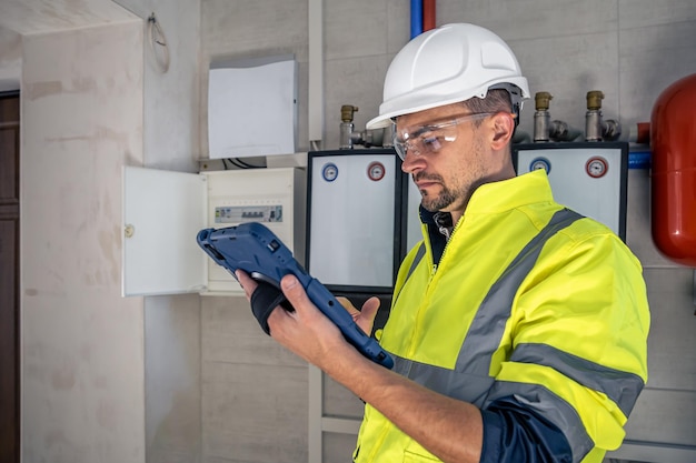 無料写真 ヒューズ付きの配電盤で作業している間、集中して見える電気技術者