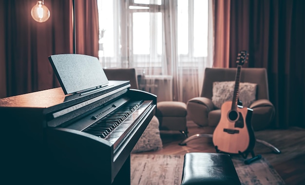 Бесплатное фото Электронное пианино в интерьере комнаты на размытом фоне