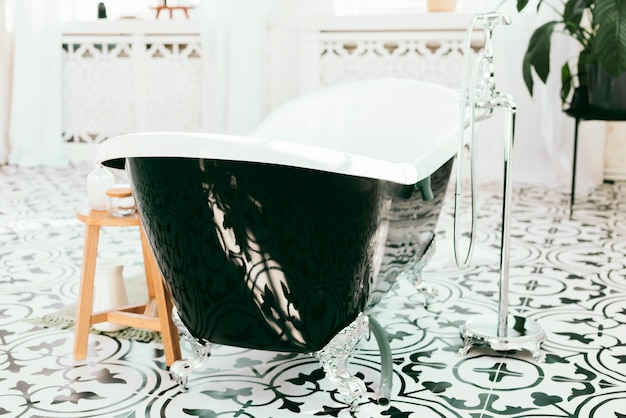 Foto gratuita elegante vasca da bagno con elementi da bagno