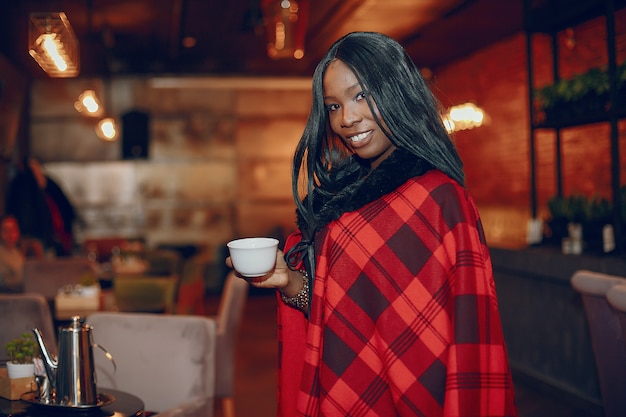 Free photo elegant black girl in a cafe