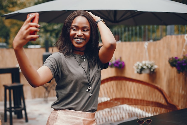 Free photo elegant black girl in a summer city