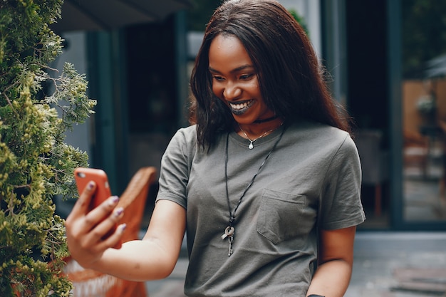 Free photo elegant black girl in a summer city