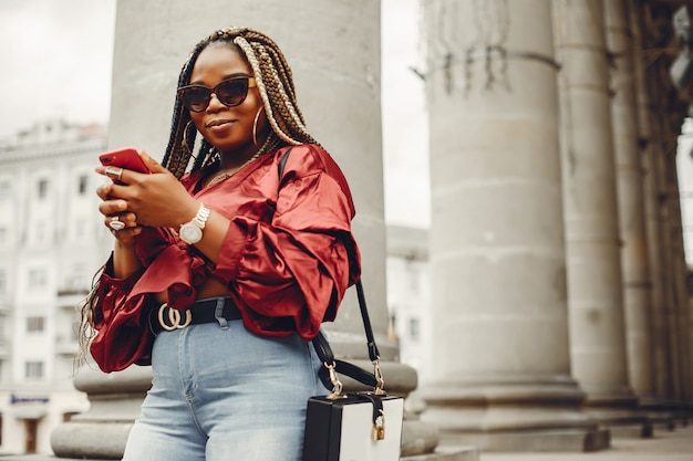 Free photo elegant black girl in a summer city