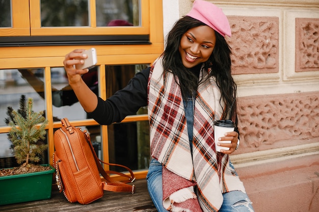 Foto gratuita elegante ragazza nera in una città d'inverno