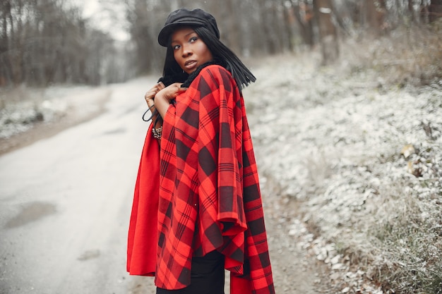 Free photo elegant black girl in a winter park