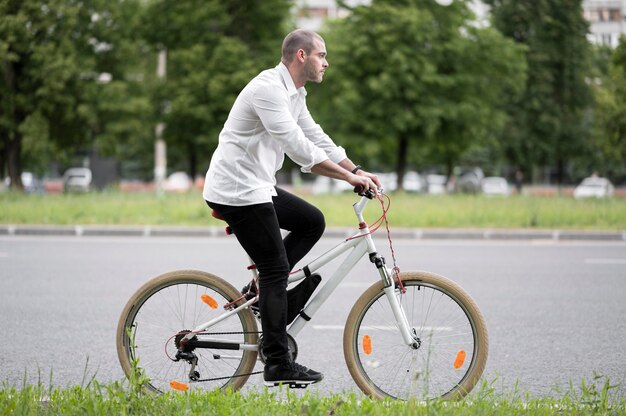 Элегантный бизнесмен езда на велосипеде на открытом воздухе