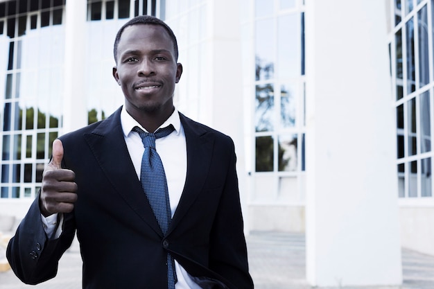 Free photo elegant businessman with thumbs up