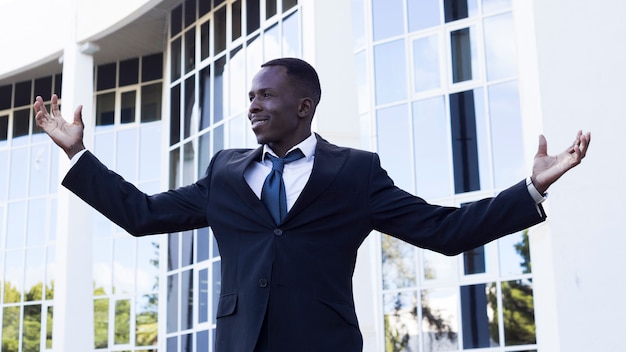 Free photo elegant businessman with victory pose