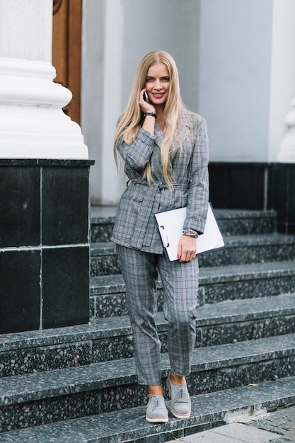 Foto gratuita donna di affari elegante che fa telefonata