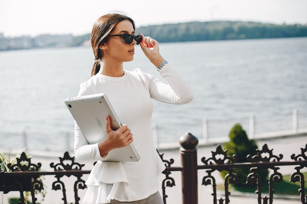 Foto gratuita elegante donna d'affari in una città d'estate