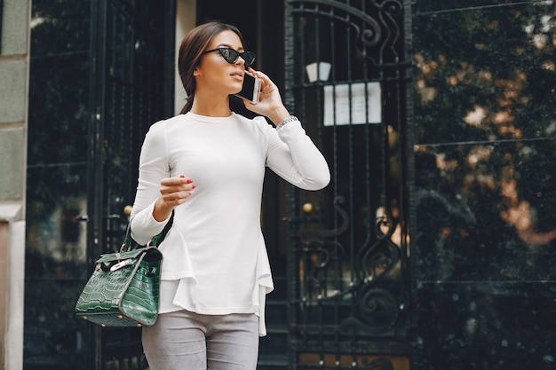 Free photo elegant businesswoman in a summer city