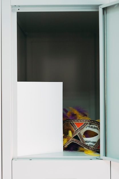 Элегантная карнавальная маска в шкафчике