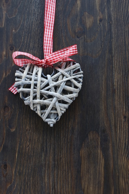 Shabby chic cuore decorazione di natale su un fondo in legno